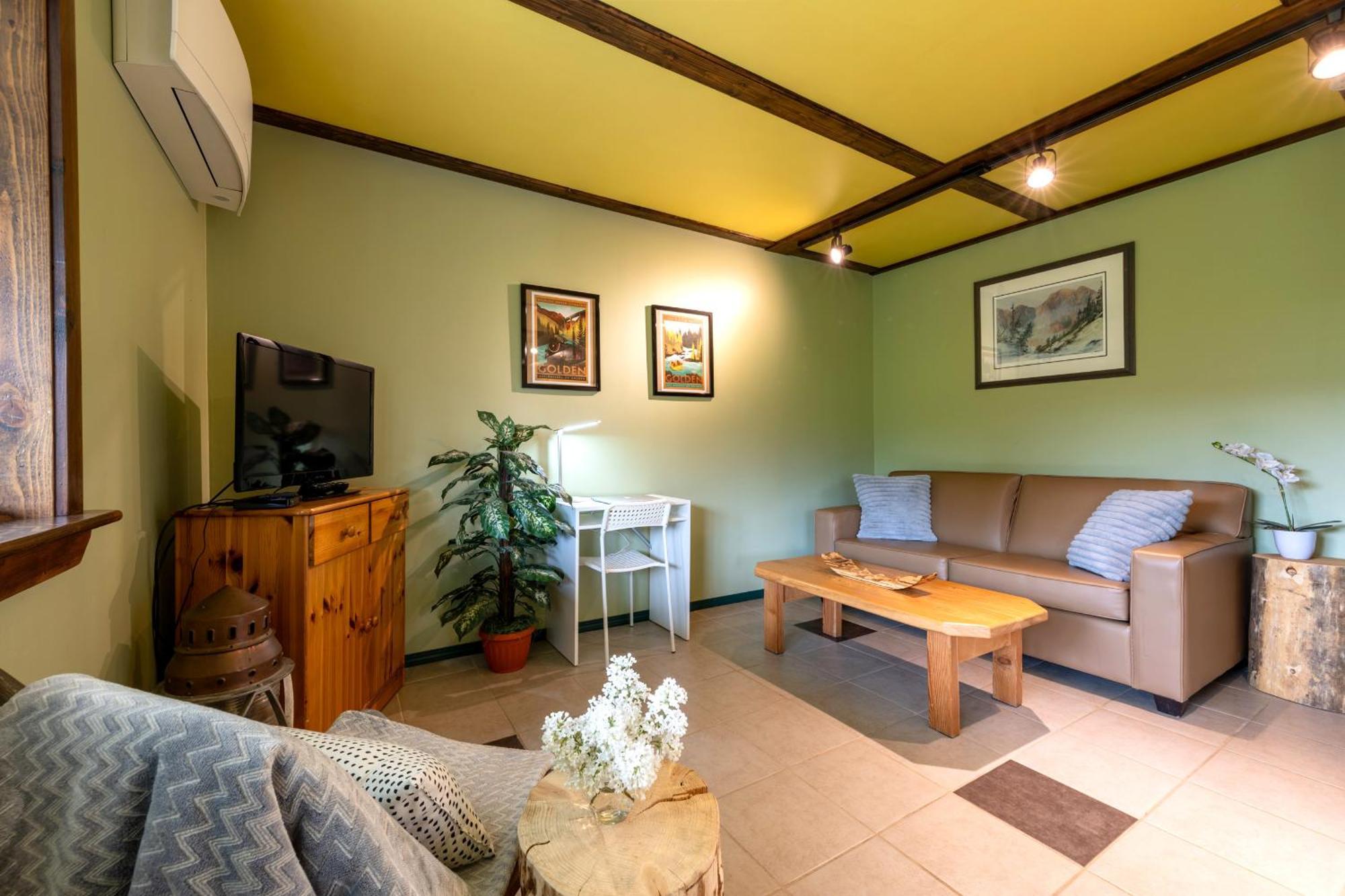 2Mins To Town, Ac & Sauna, Self Check-In, Full Kitchen, Free Laundry & Parking, Family Pet Friendly, Comfortably Sleeps Up To 10 غولدن المظهر الخارجي الصورة